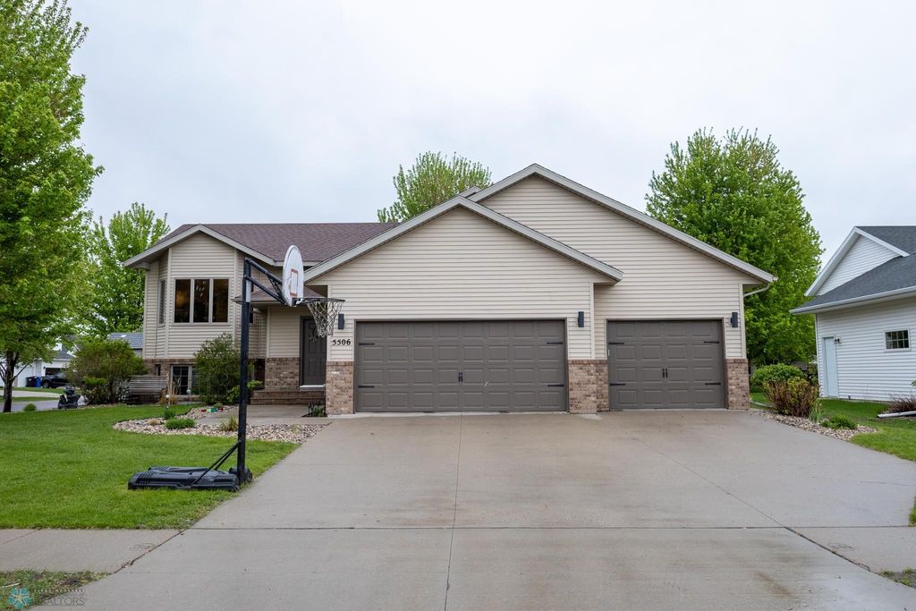5506 16th Street S, Fargo, ND 58104