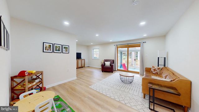 5810 HELMSDALE LN, Alexandria, VA 22315