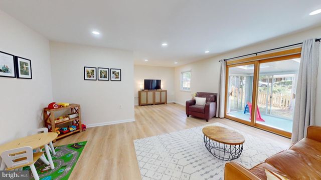 5810 HELMSDALE LN, Alexandria, VA 22315