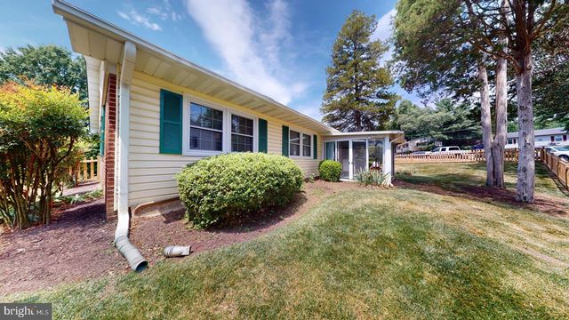 5810 HELMSDALE LN, Alexandria, VA 22315
