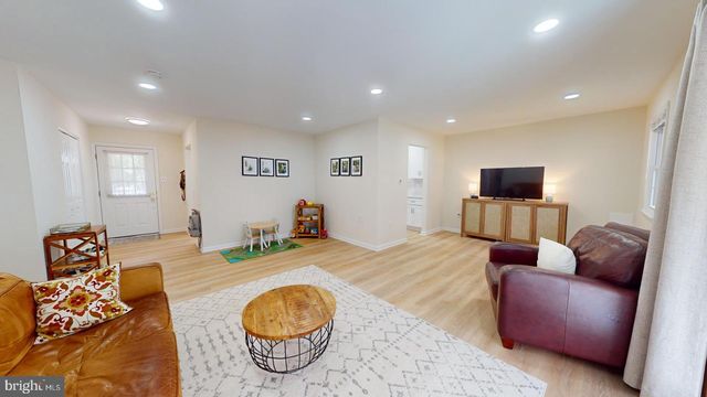 5810 HELMSDALE LN, Alexandria, VA 22315