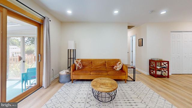 5810 HELMSDALE LN, Alexandria, VA 22315