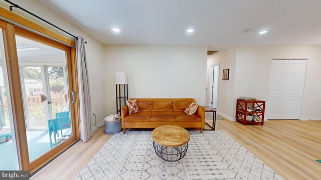5810 HELMSDALE LN, Alexandria, VA 22315