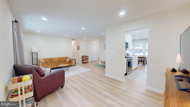 5810 HELMSDALE LN, Alexandria, VA 22315