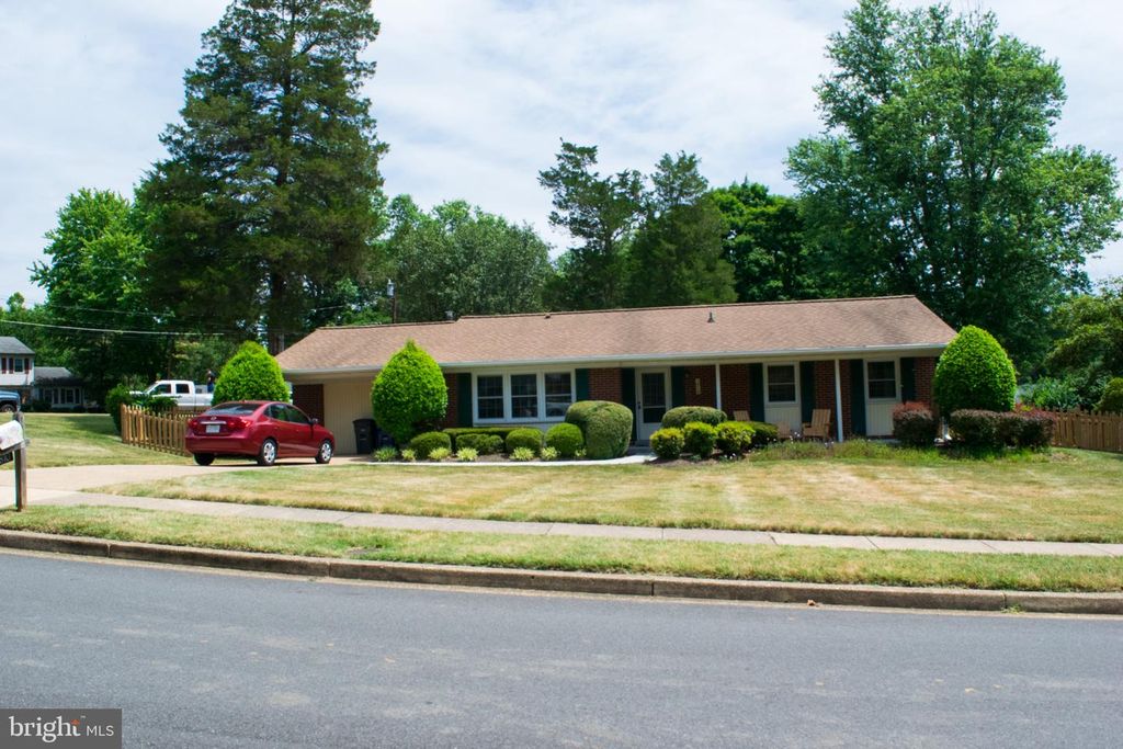 5810 HELMSDALE LN, Alexandria, VA 22315