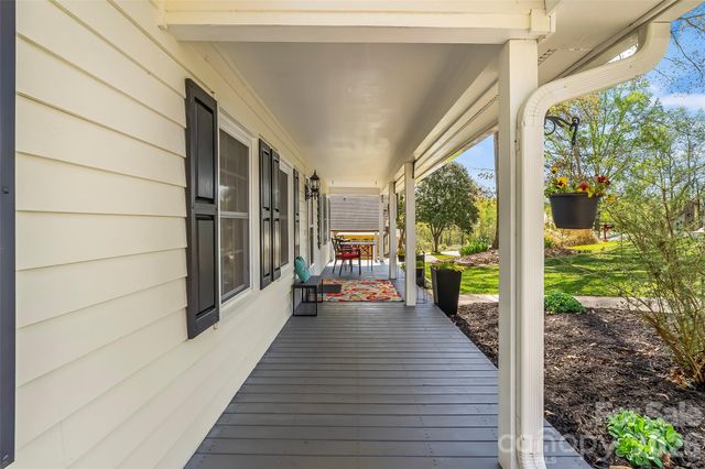 1548 Castell Lane, Hickory, NC 28601