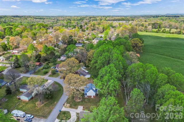 1548 Castell Lane, Hickory, NC 28601