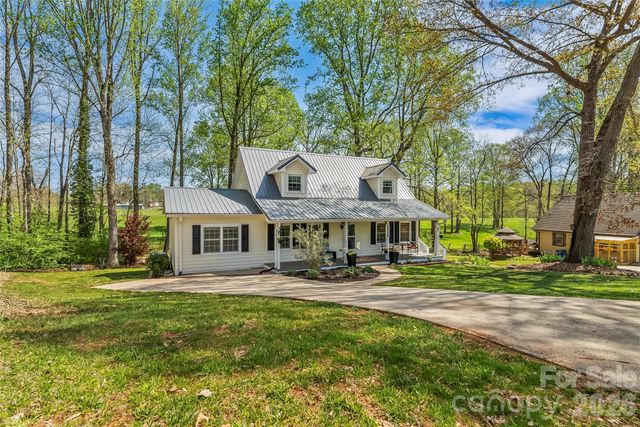 1548 Castell Lane, Hickory, NC 28601