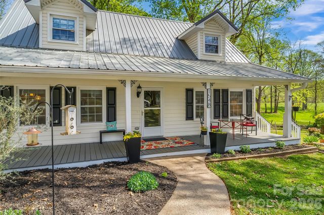 1548 Castell Lane, Hickory, NC 28601