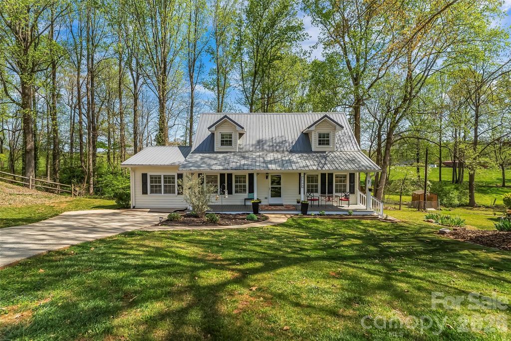 1548 Castell Lane, Hickory, NC 28601