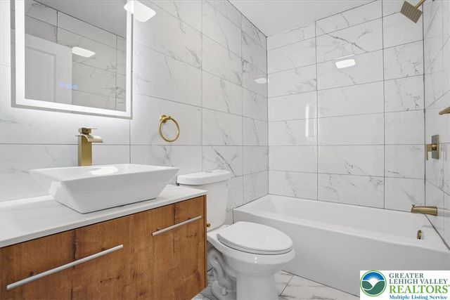 142 Towering Court, Chestnuthill Twp, PA 18353