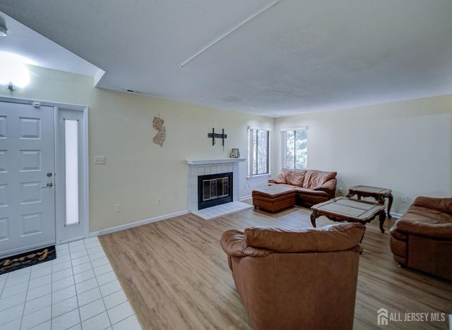 20 Gate House Lane, Edison, NJ 08820