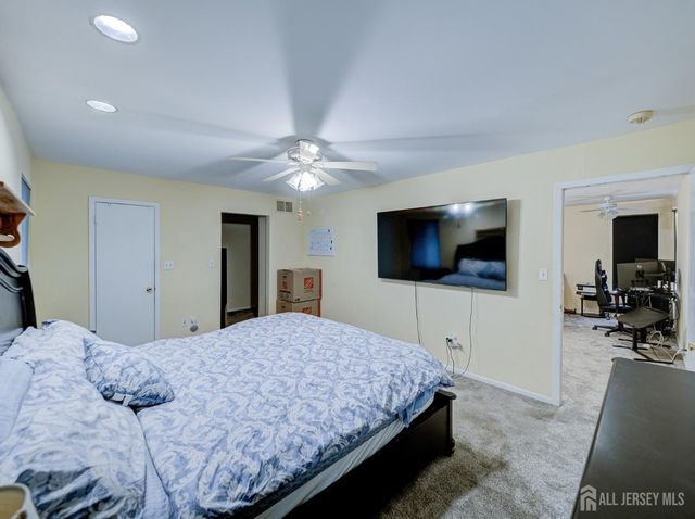 20 Gate House Lane, Edison, NJ 08820