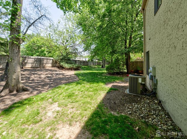 20 Gate House Lane, Edison, NJ 08820