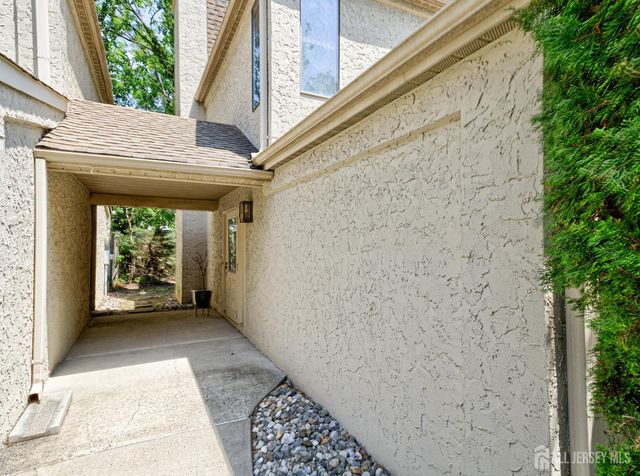 20 Gate House Lane, Edison, NJ 08820
