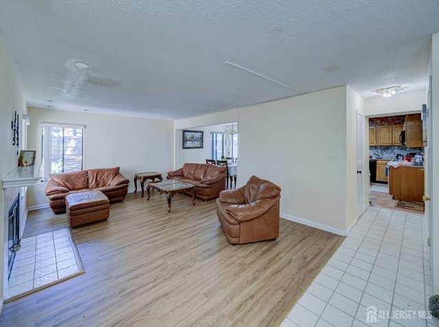 20 Gate House Lane, Edison, NJ 08820