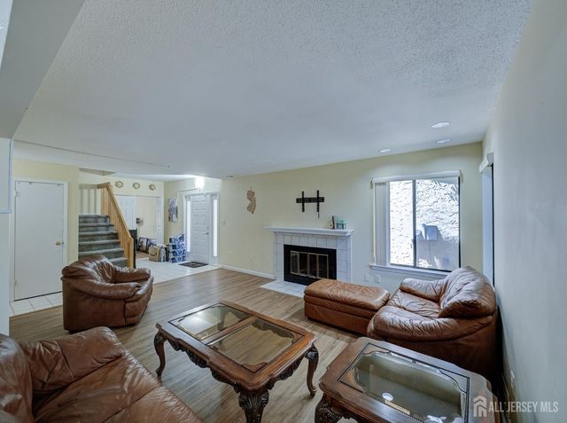 20 Gate House Lane, Edison, NJ 08820