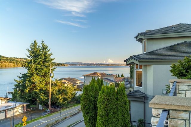 15517 Lake Shore Boulevard NE, Lake Forest Park, WA 98155