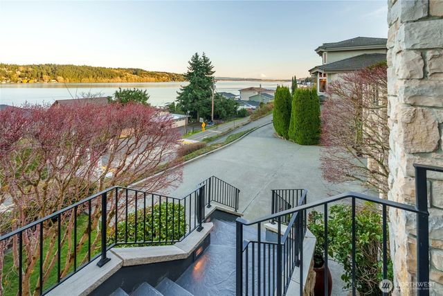 15517 Lake Shore Boulevard NE, Lake Forest Park, WA 98155