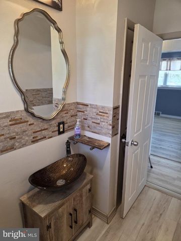 48 5TH AVE, Maple Shade, NJ 08052