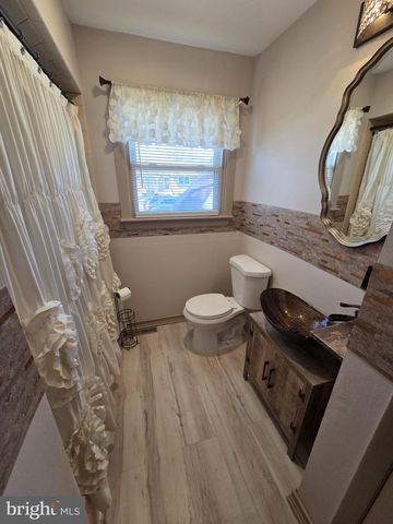 48 5TH AVE, Maple Shade, NJ 08052