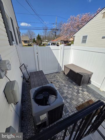 48 5TH AVE, Maple Shade, NJ 08052