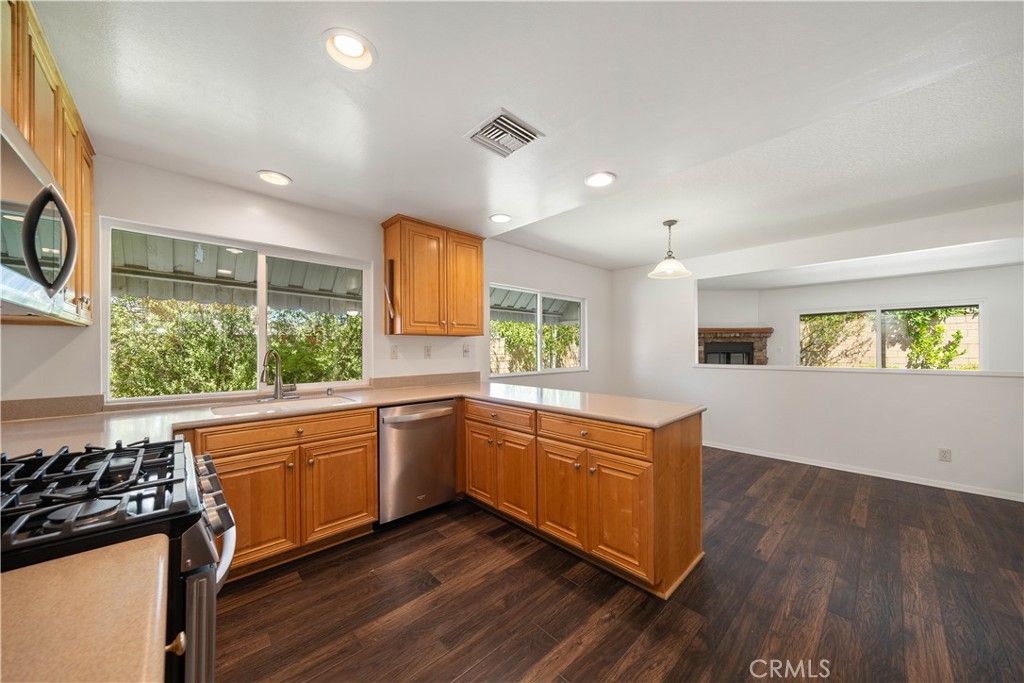 Image 9 of property listing at 2089 Abraham Street, Simi Valley, CA 93065