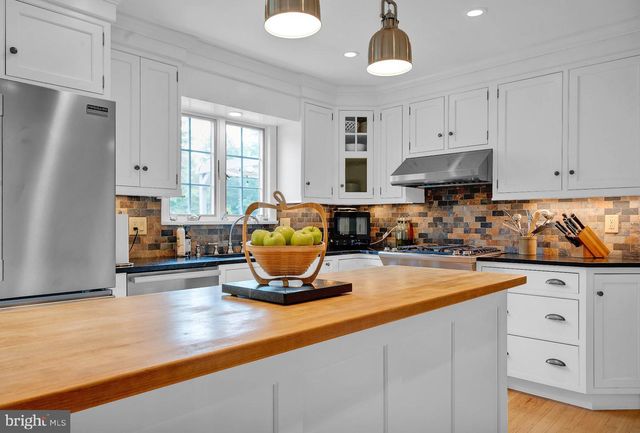 86 KNICKERBOCKER DR, Belle Mead, NJ 08502