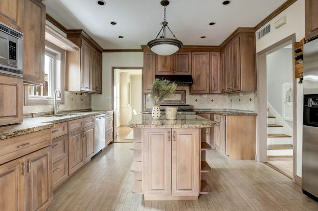 2137 W Main Street, Houston, TX 77098