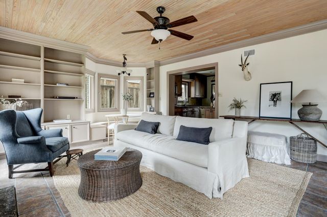 2137 W Main Street, Houston, TX 77098