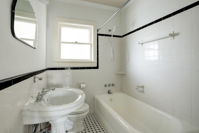 2137 W Main Street, Houston, TX 77098