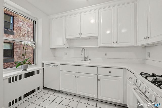 25 West Elm Street 37, Greenwich, CT 06830