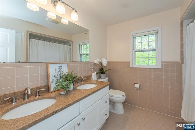 5 Robin Hill Road, North Caldwell, NJ 07006