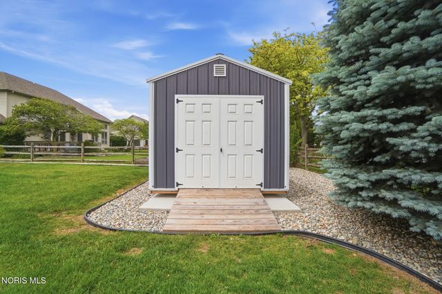 305 Ridgepoint Circle, Waterville, OH 43566