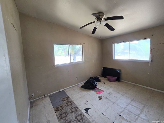 5166 VILLAGE GLN, San Antonio, TX 78218