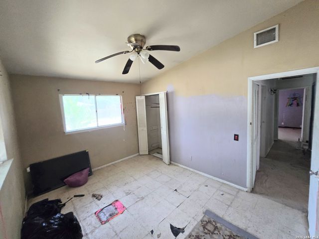 5166 VILLAGE GLN, San Antonio, TX 78218