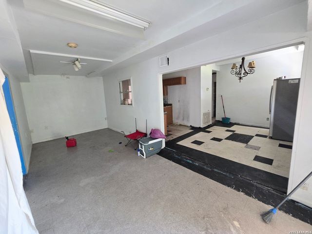 5166 VILLAGE GLN, San Antonio, TX 78218