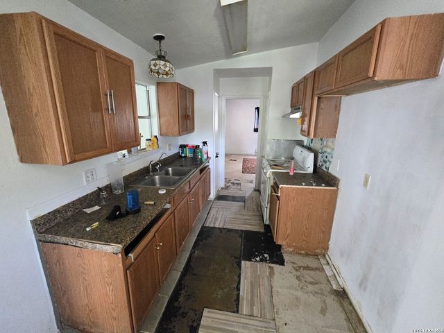 5166 VILLAGE GLN, San Antonio, TX 78218