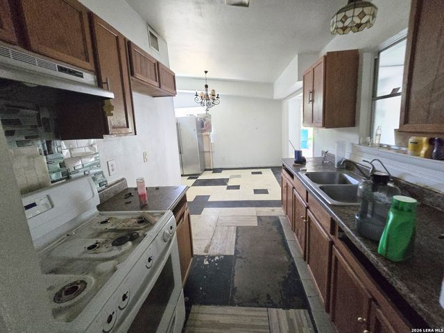 5166 VILLAGE GLN, San Antonio, TX 78218