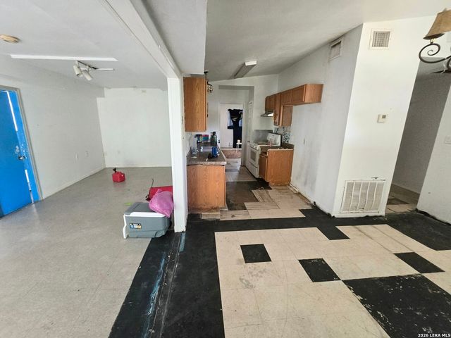 5166 VILLAGE GLN, San Antonio, TX 78218