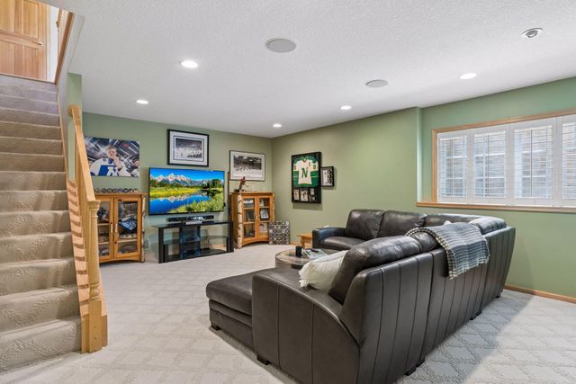 8975 Deer Run Drive, Victoria, MN 55386