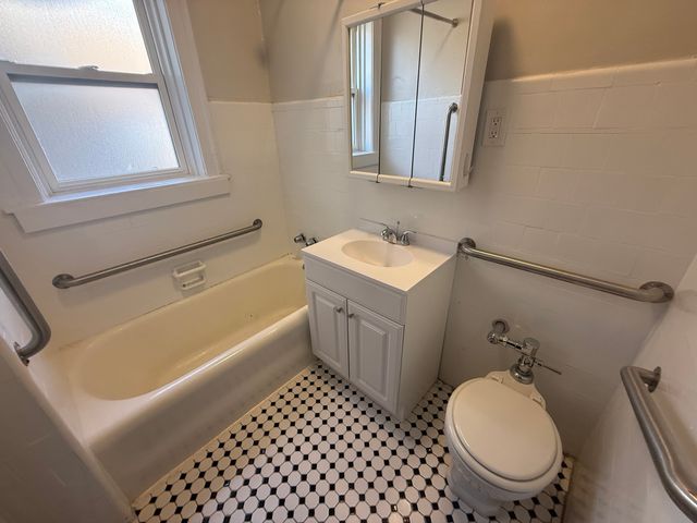 6748 N Ashland Avenue 607, Chicago, IL 60626