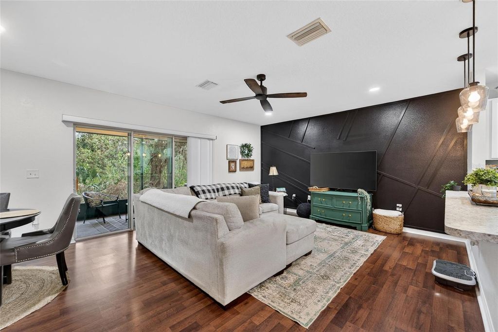 Image 14 of property listing at 9824 HOUND CHASE DRIVE, Gibsonton, FL 33534