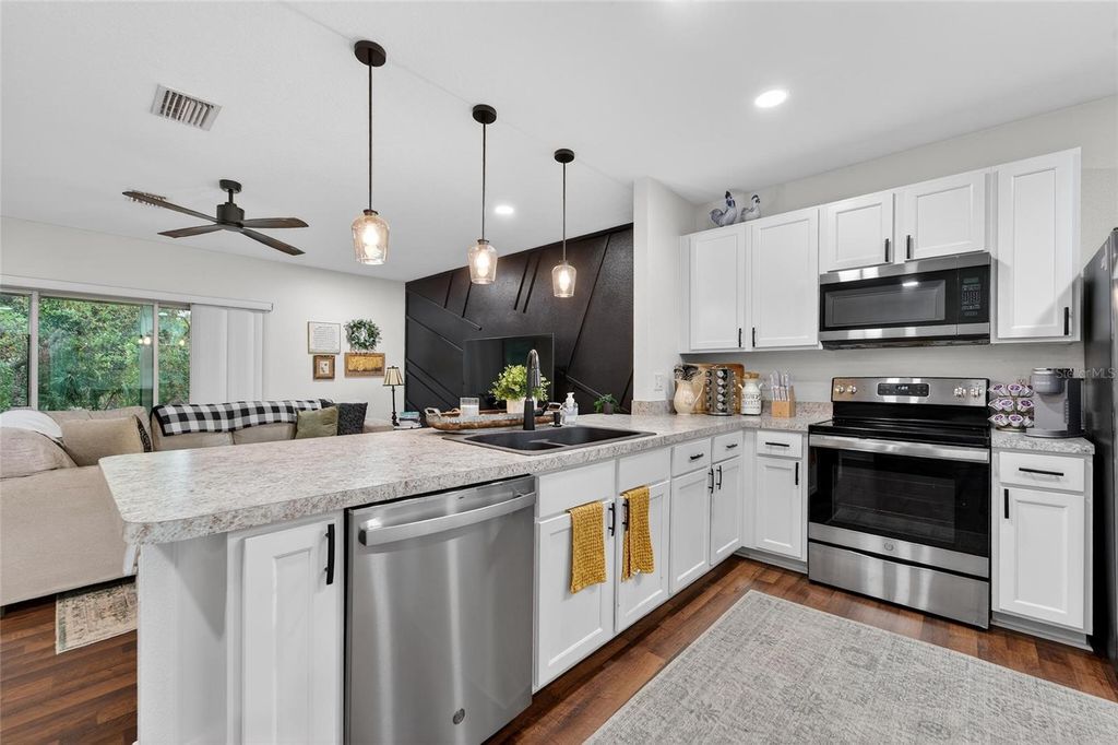 Image 26 of property listing at 9824 HOUND CHASE DRIVE, Gibsonton, FL 33534