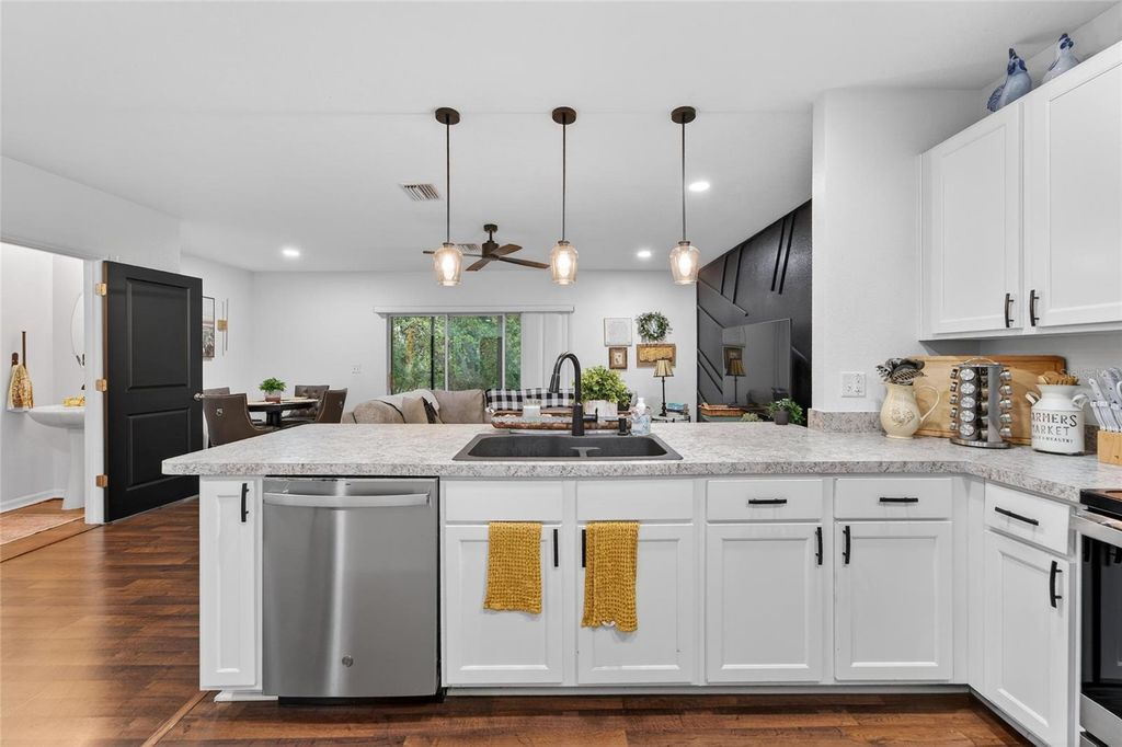 Image 27 of property listing at 9824 HOUND CHASE DRIVE, Gibsonton, FL 33534