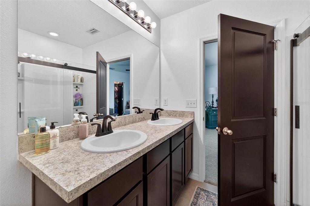 Image 43 of property listing at 9824 HOUND CHASE DRIVE, Gibsonton, FL 33534