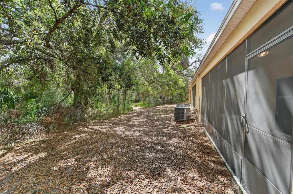 Image 58 of property listing at 9824 HOUND CHASE DRIVE, Gibsonton, FL 33534