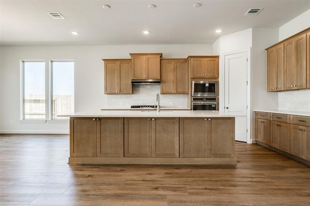 494 Hunters Crossing, Sealy, TX 77474