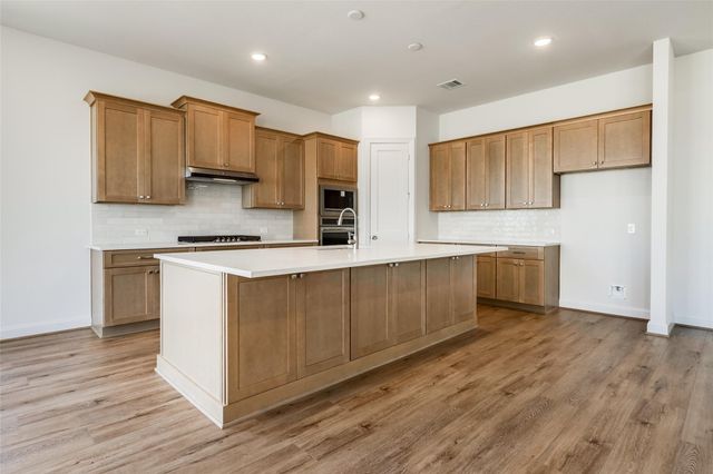 494 Hunters Crossing, Sealy, TX 77474