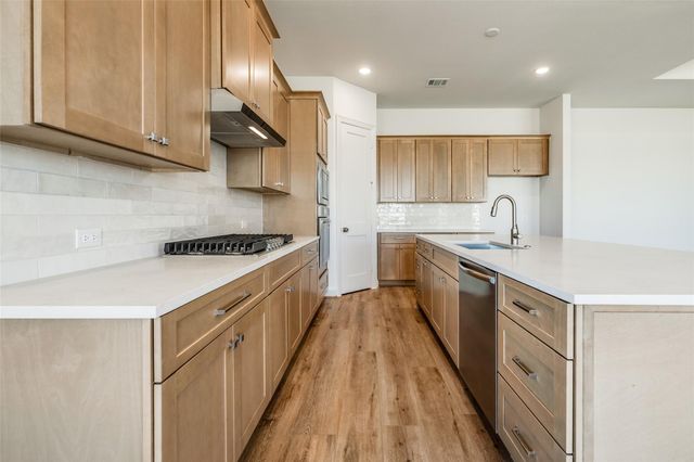 494 Hunters Crossing, Sealy, TX 77474